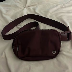 NEW LULULEMON BELT BAG maroon, never worn